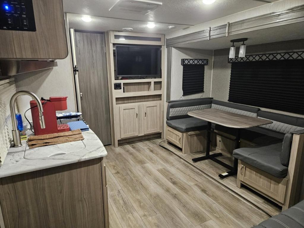 Kuchyň nebo kuchyňský kout v ubytování Freedom Express RV
