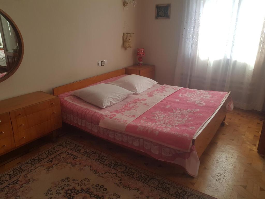 Postel nebo postele na pokoji v ubytování HOTEL Shaumiani