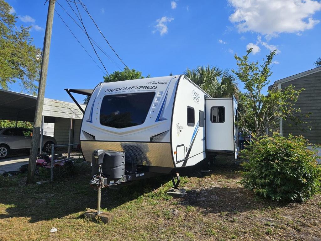 Fotografie z fotogalerie ubytování Freedom Express RV v destinaci Cocoa