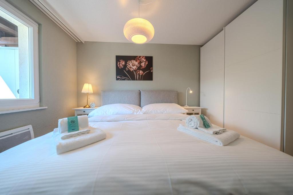 Postel nebo postele na pokoji v ubytování Chalet Höfi Studio by Arosa Vacations