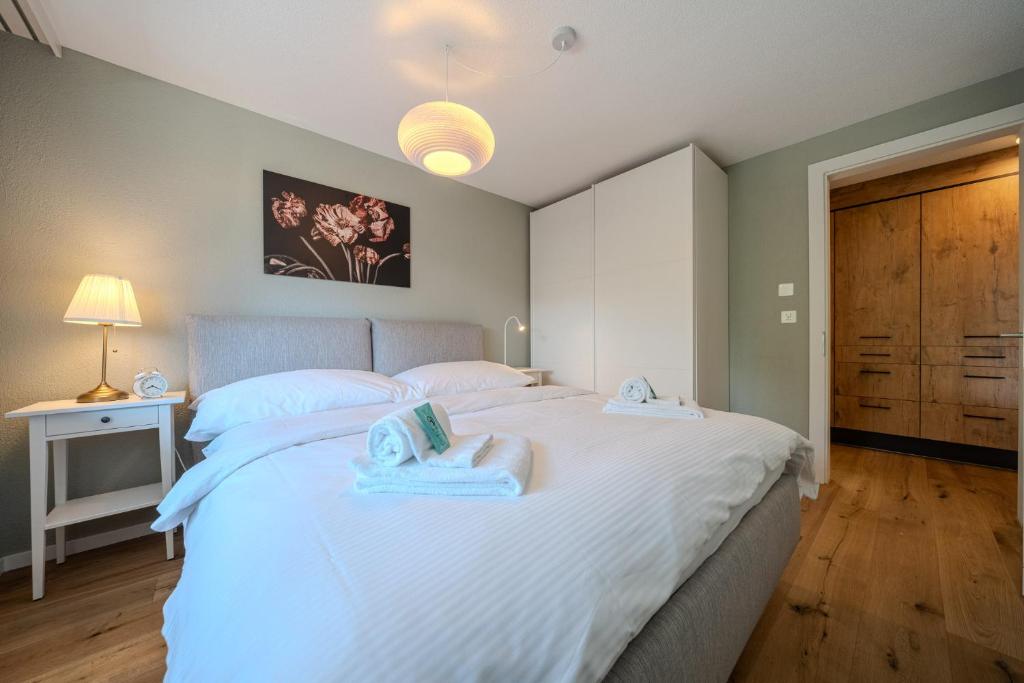 Postel nebo postele na pokoji v ubytování Chalet Höfi Studio by Arosa Vacations