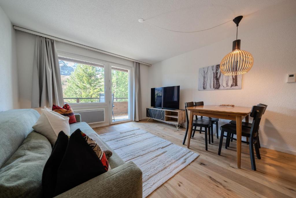 TV a/nebo společenská místnost v ubytování Chalet Höfi Studio by Arosa Vacations