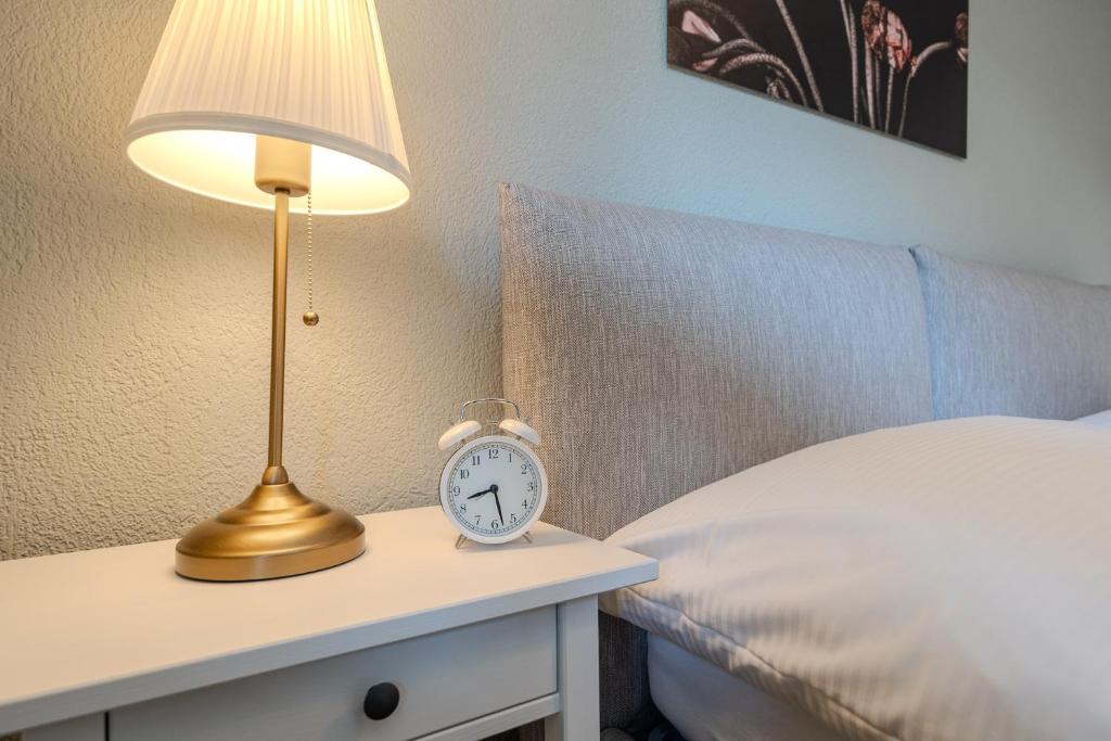 Postel nebo postele na pokoji v ubytování Chalet Höfi Studio by Arosa Vacations
