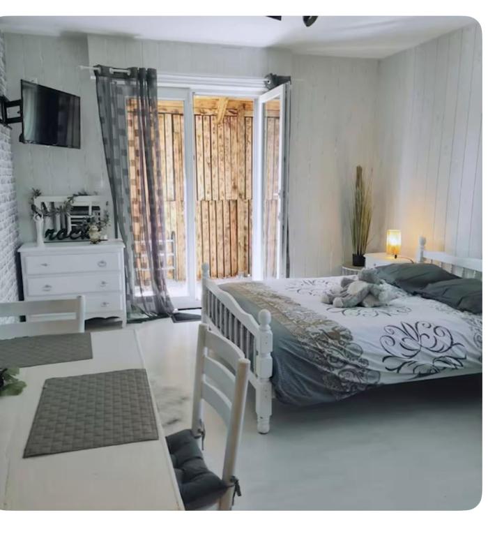 une chambre avec un lit et une télévision dans l'établissement Nid douillet avec jacuzzi privé, à La Celle-sous-Gouzon