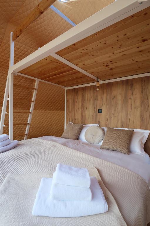 Voodi või voodid majutusasutuse Glamping Trhovky toas