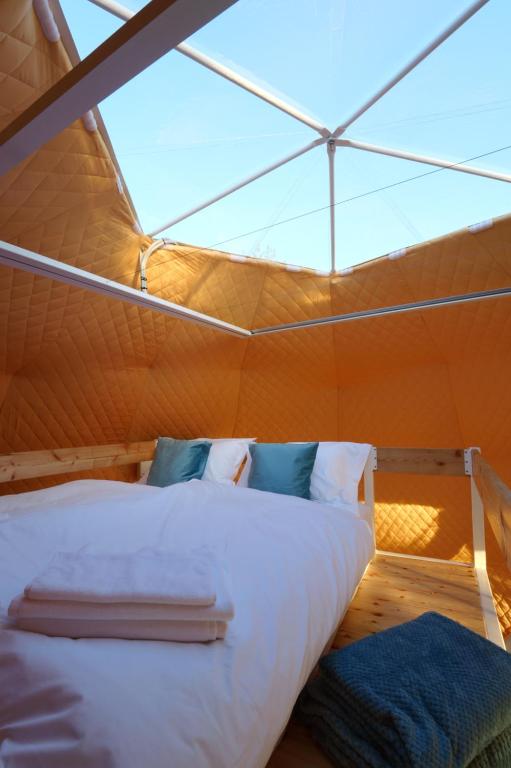 Voodi või voodid majutusasutuse Glamping Trhovky toas