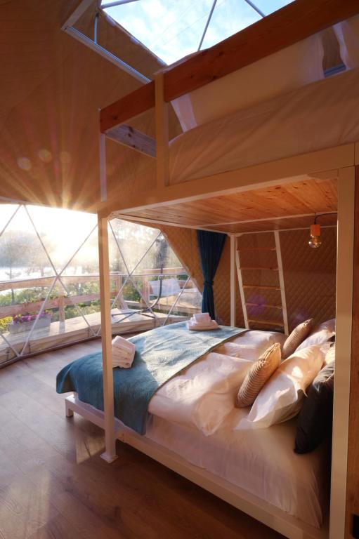 Voodi või voodid majutusasutuse Glamping Trhovky toas