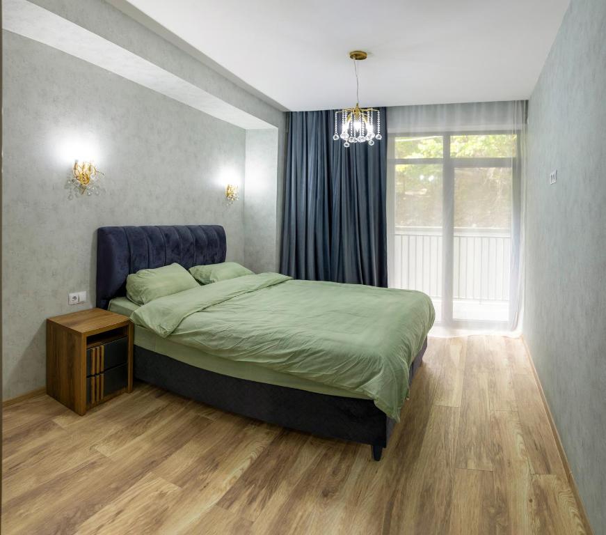 Ένα ή περισσότερα κρεβάτια σε δωμάτιο στο Modern Apartment in Tbilisi