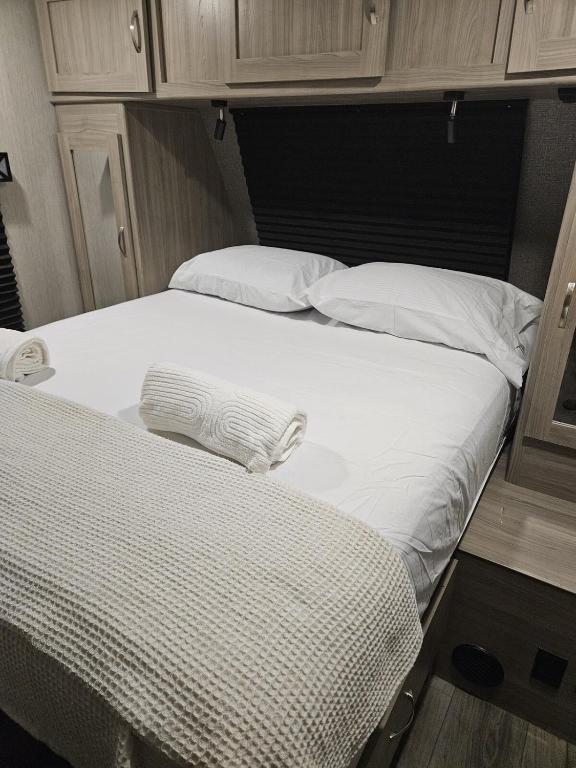 Postel nebo postele na pokoji v ubytování Freedom Express RV