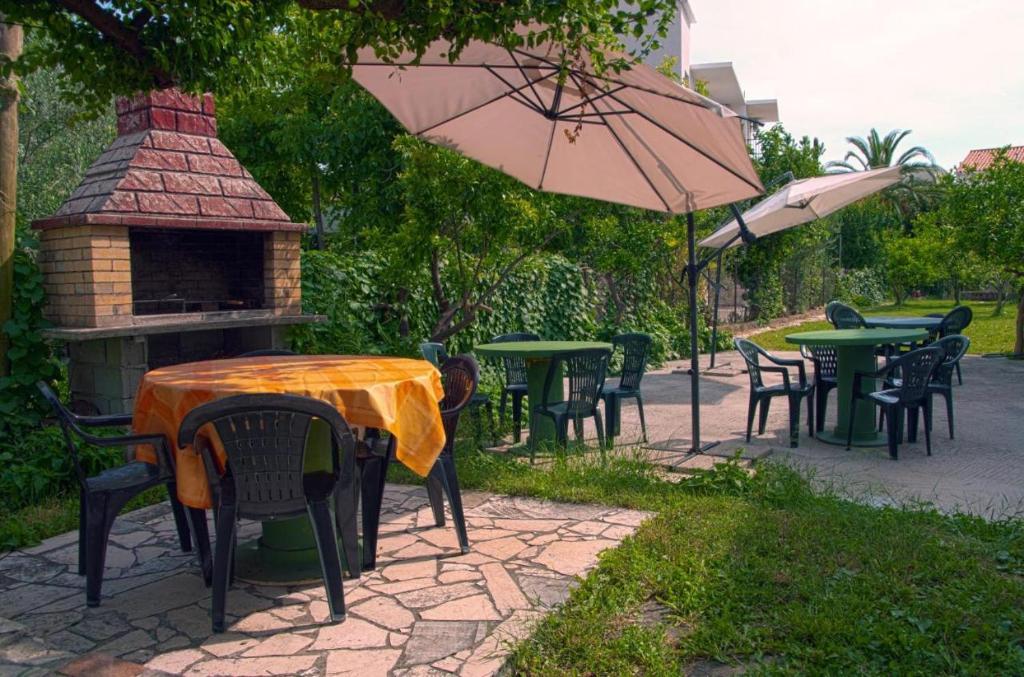 Κήπος έξω από το apartman leo