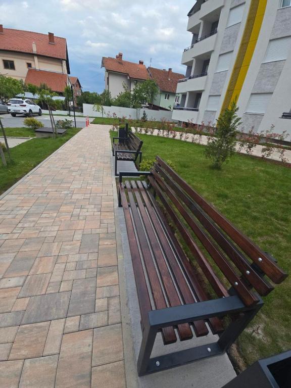 Zahrada ubytování OPERA LUX APARTMENTS - Green Hill kompleks Sokobanja & Free Parking - kod Akva Parka
