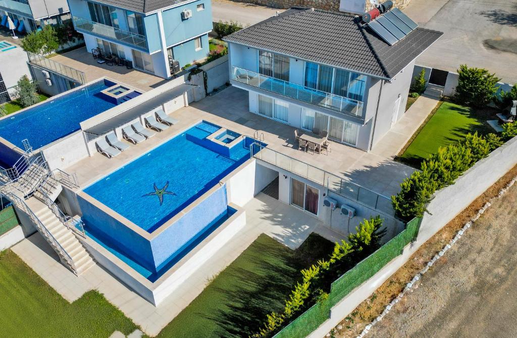Una vista aérea de una casa con piscina. en Villa Panorama View Oludeniz, en Fethiye