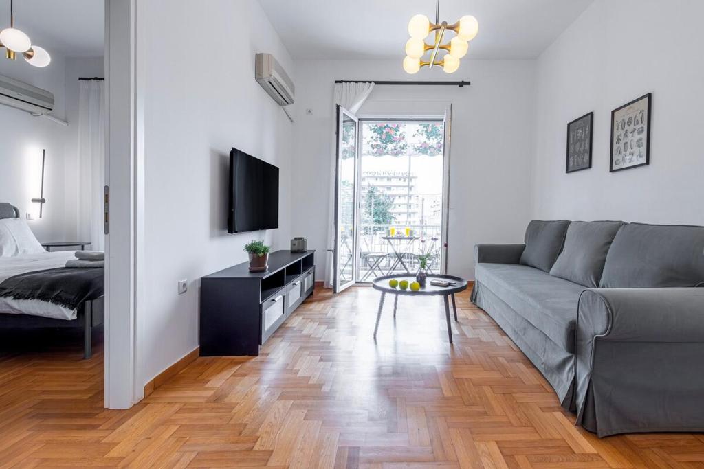 Stylish & Bright Flat Across Metro - 8' to Center