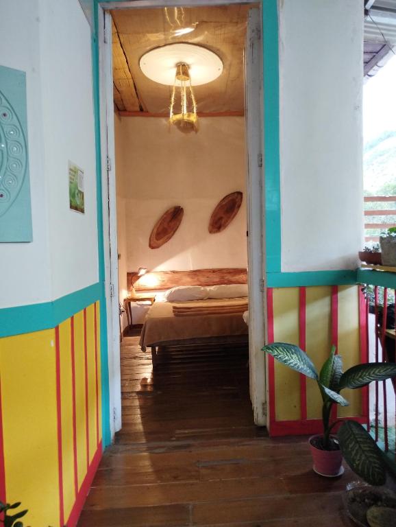 Una cama o camas en una habitación de HOSTAL CASA VICTORIA PIJAO