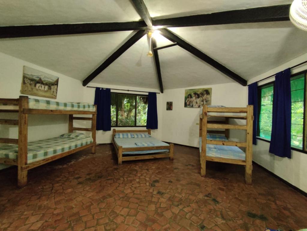 Donde Orlando - Guatiguara في سانتا مارتا: غرفة بسريرين بطابقين ونوافذ