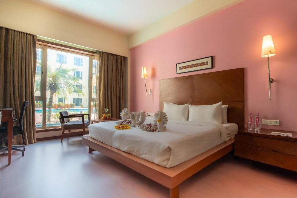 ein Schlafzimmer mit großem Bett und großem Fenster in der Unterkunft The Sky Imperial, Jaipur in Jaipur