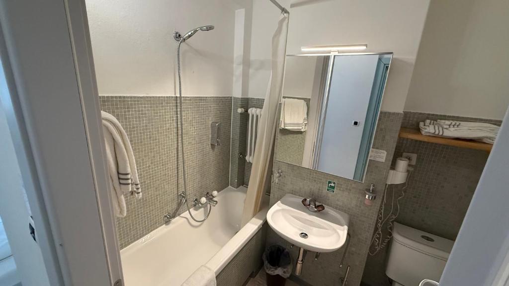 Bilik mandi di Hotel San Carlo