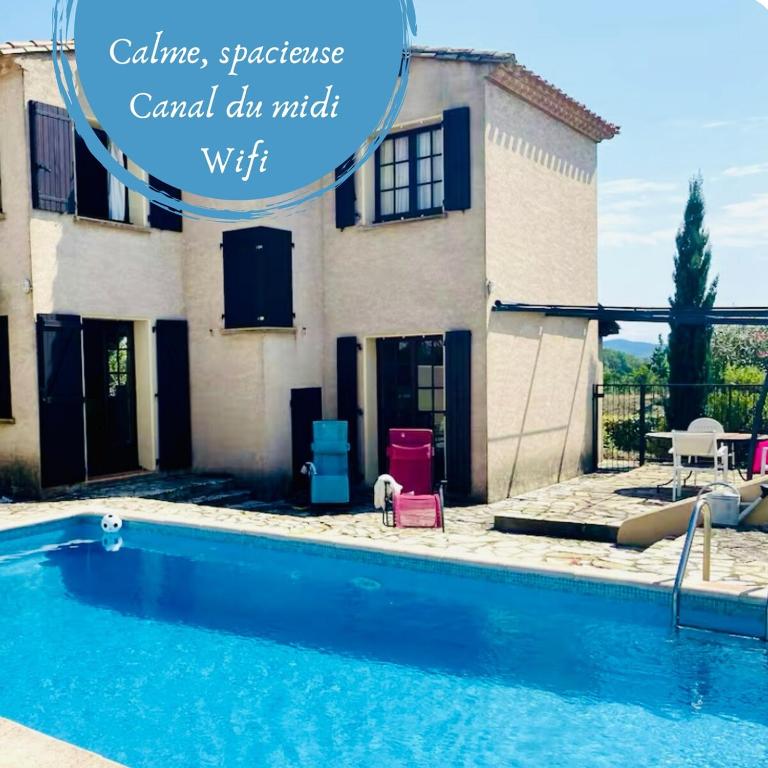 une villa avec piscine devant une maison dans l'établissement La maison du canal, à Ventenac en Minervois
