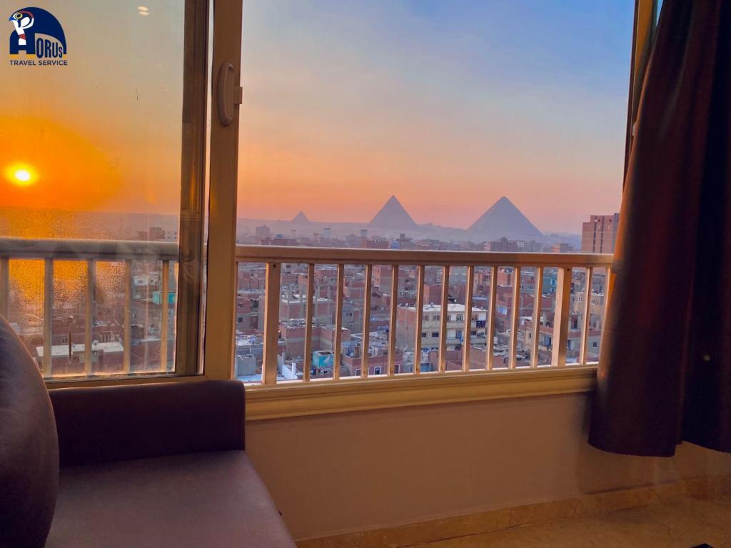 Východ nebo západ slunce při pohledu z hotelu nebo okolí