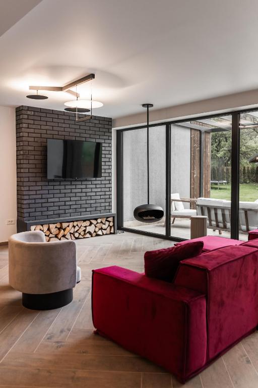 布朗CuibuS Lodge的带红色沙发和壁炉的客厅