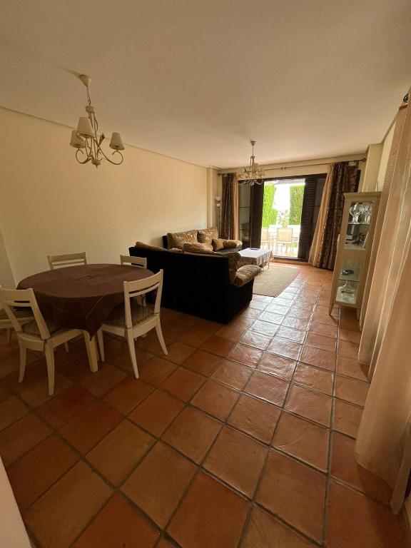 un salon avec une table et un canapé dans l'établissement Bungalow de 3 dormitorios en Sierra Cortina, à Finestrat