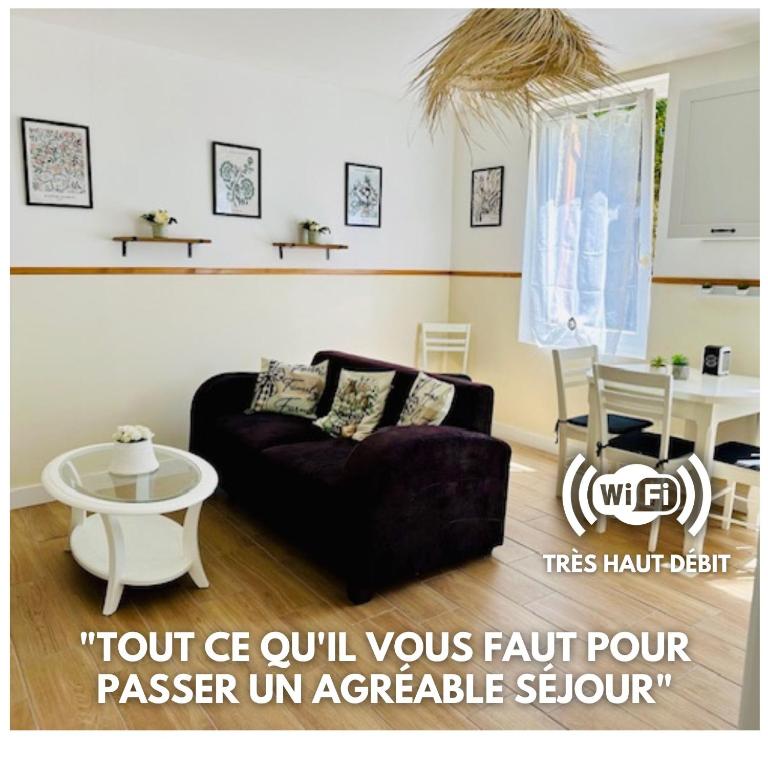 un salon avec un canapé et une table dans l'établissement Escapade Maritime, côté plage, au Havre