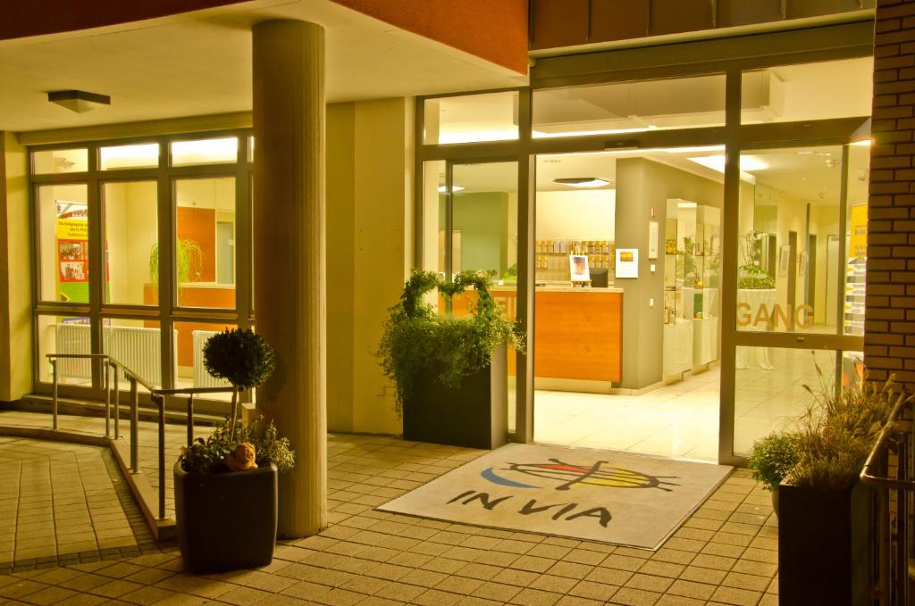 un hall avec un panneau indiquant nuna dans un bâtiment dans l'établissement IN VIA Hotel, à Paderborn