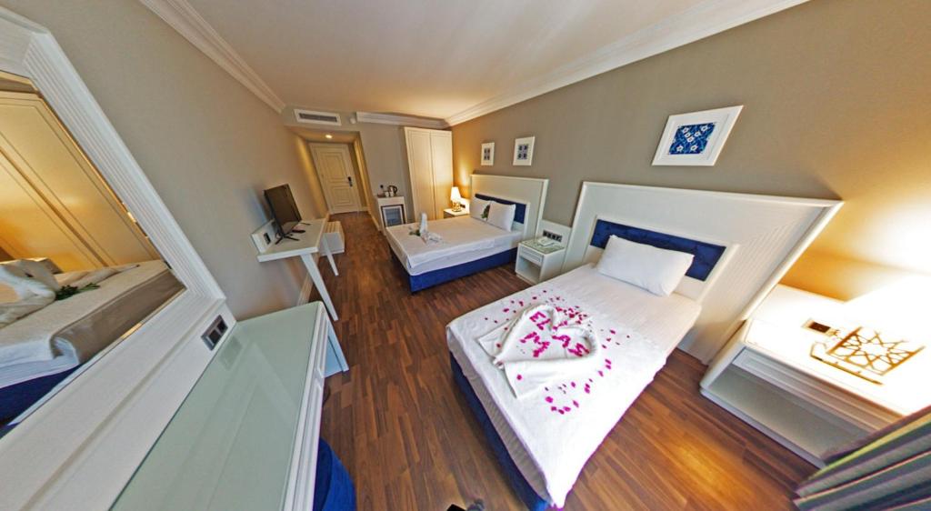 Postel nebo postele na pokoji v ubytování Mara Palas Hotel