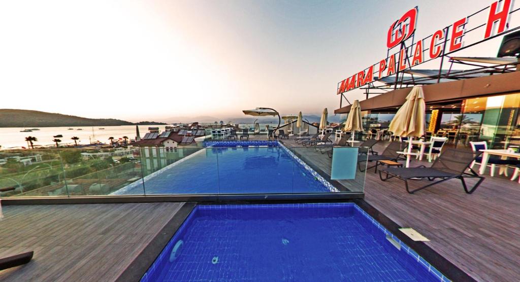 Bazén v ubytování Mara Palas Hotel nebo v jeho okolí