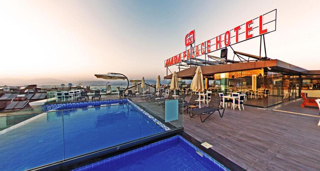 Bazén v ubytování Mara Palas Hotel nebo v jeho okolí