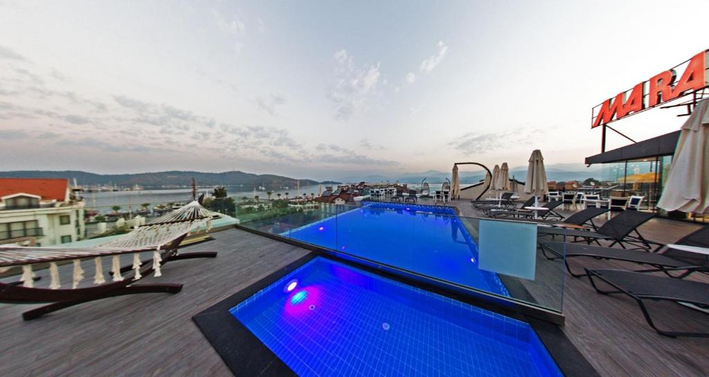 Bazén v ubytování Mara Palas Hotel nebo v jeho okolí