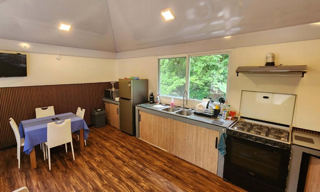 Kuchyň nebo kuchyňský kout v ubytování Coconut Lodge