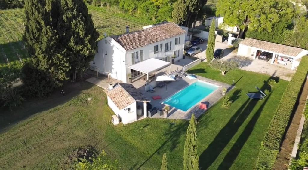 une vue aérienne d'une maison blanche avec piscine dans l'établissement Parenthèse ensoleillée, à Travaillan