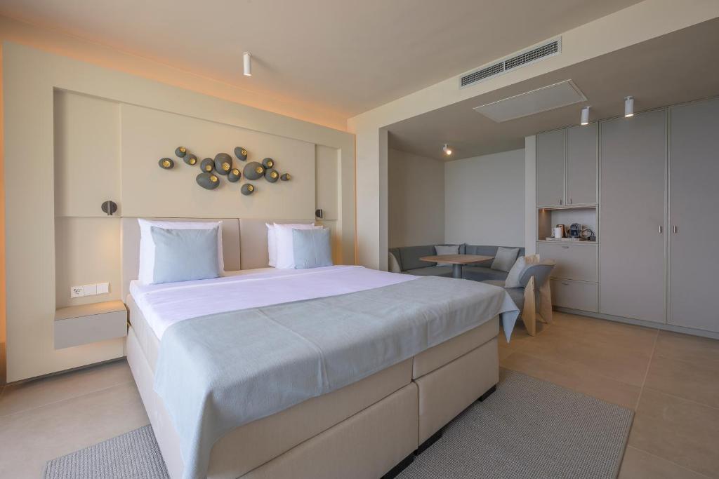 Postel nebo postele na pokoji v ubytování Art Hotel Curacao - Adults Only