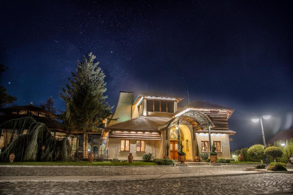 uma casa à noite com um céu estrelado em Bed and Breakfast Kovačević em Irig