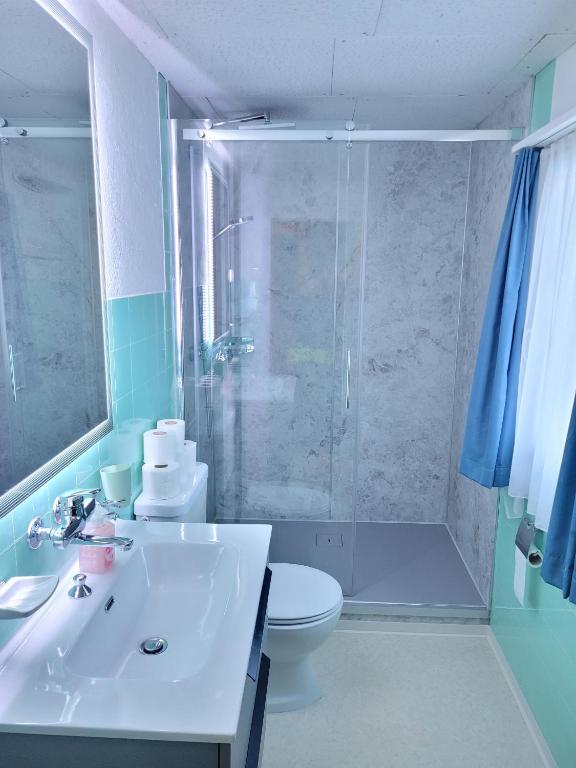 Koupelna v ubytování Schwendihöckli - CharmingStay