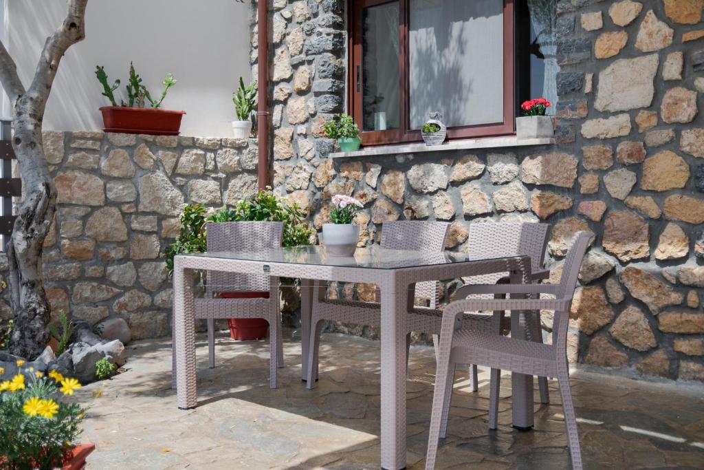 Patio alebo iná vonkajšia časť ubytovania Souda Bay Cottage