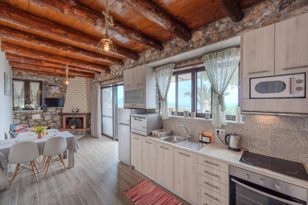 Kuchyňa alebo kuchynka v ubytovaní Souda Bay Cottage