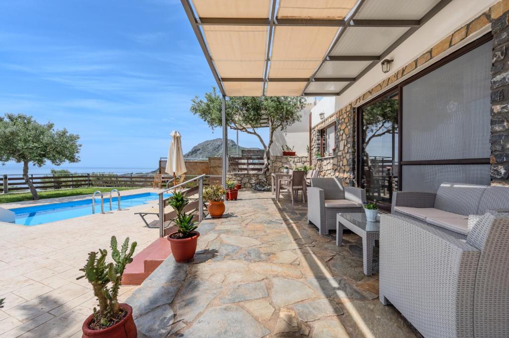 Bazén v ubytovaní Souda Bay Cottage alebo v jeho blízkosti