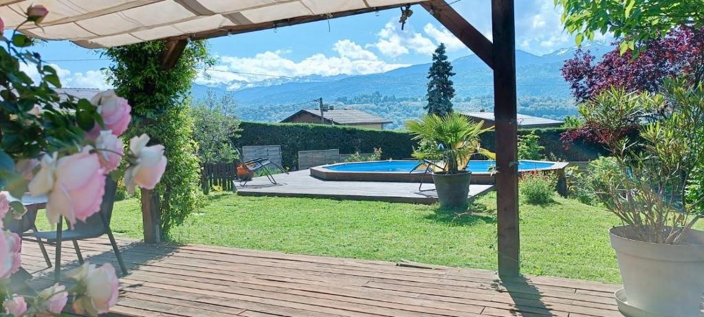 Elle offre une vue sur une cour avec une piscine. dans l'établissement Maison - Piscine Parking Wifi - CLG Savoie, à Cruet