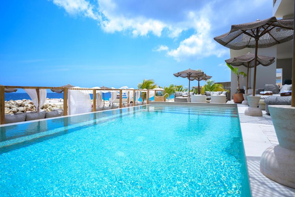 Bazén v ubytování Art Hotel Curacao - Adults Only nebo v jeho okolí