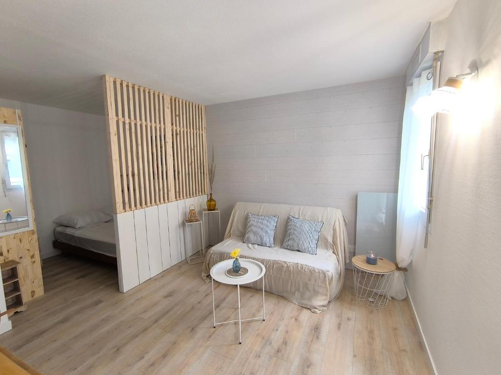 une petite pièce avec un lit et une table dans l'établissement Fun 5, à La Rochelle