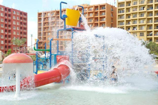 エル・アラメインにあるChalet in porto Golf Marinaの都会の遊び場のウォータースライド