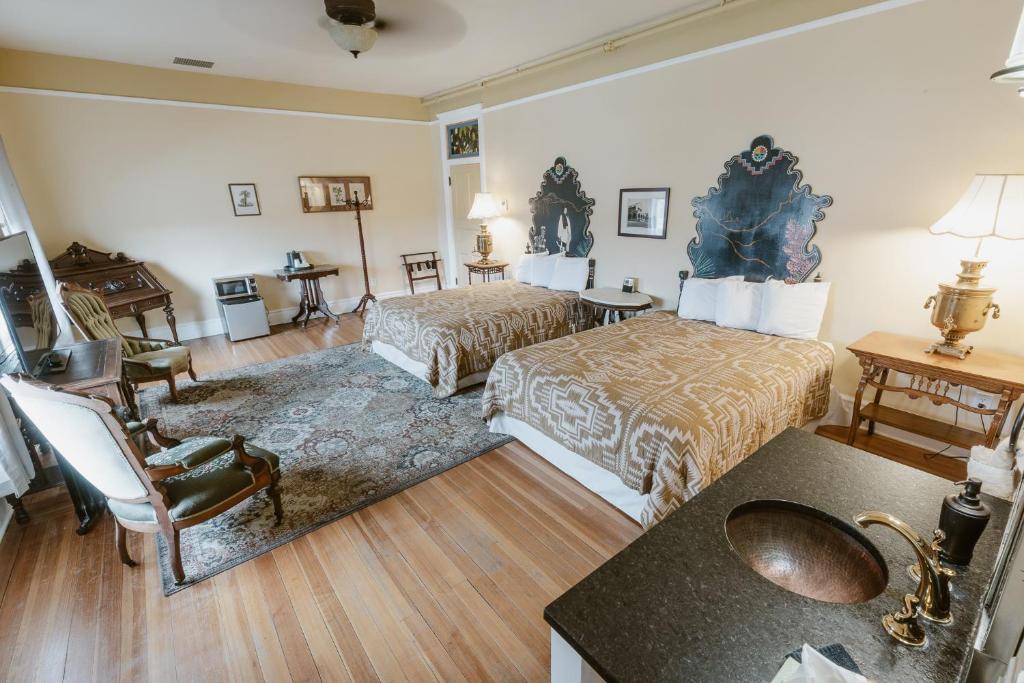 Castaneda Hotel photo