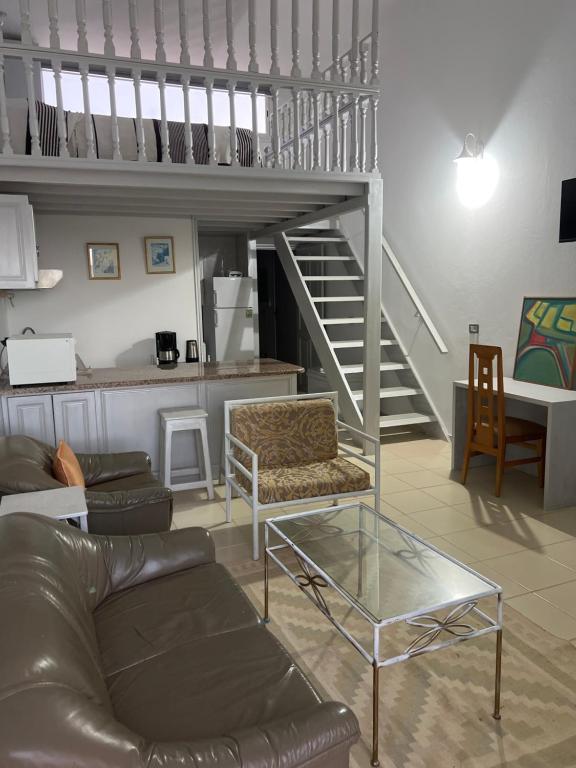 Posezení v ubytování Beach house wing in kerkennah island. Fully equipped place for 4 guests and peaceful relaxing stay. Calm sea and beautiful sun rise that can be enjoyed straight on the beach or from the house terrace.