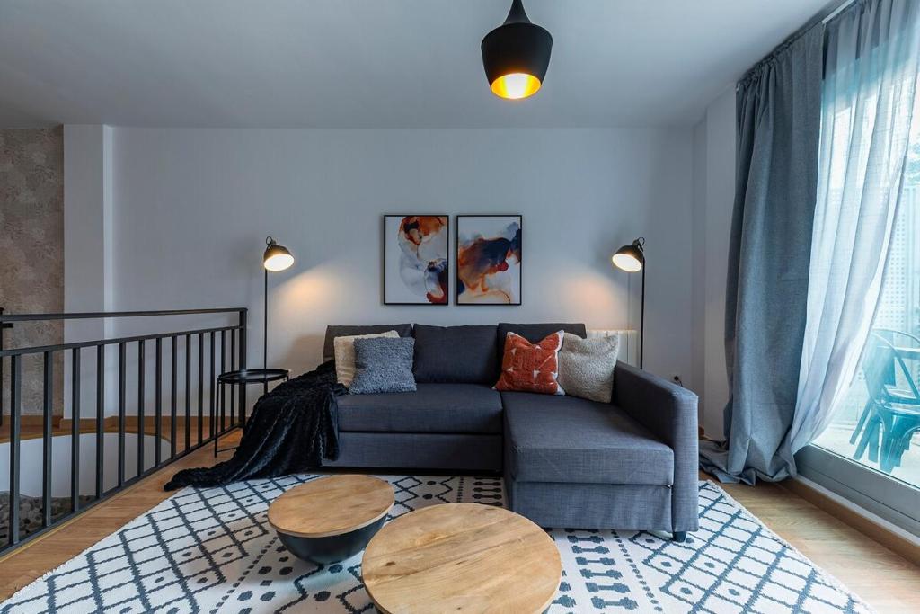 サビニャニゴにあるAltos de Sabiñanigoのソファとテーブルのあるリビングルーム