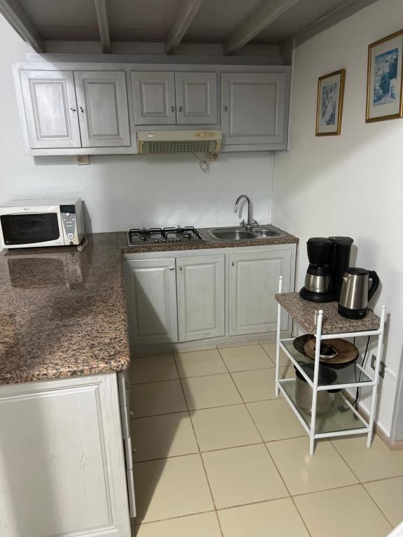 Kuchyň nebo kuchyňský kout v ubytování Beach house wing in kerkennah island. Fully equipped place for 4 guests and peaceful relaxing stay. Calm sea and beautiful sun rise that can be enjoyed straight on the beach or from the house terrace.