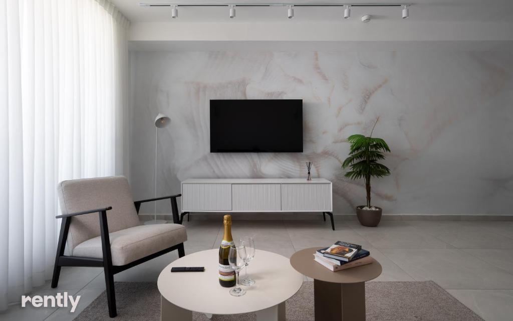 TV&#47;Unterhaltungsangebot in der Unterkunft Luxury Apartments And Studios At Sea Side By Rently