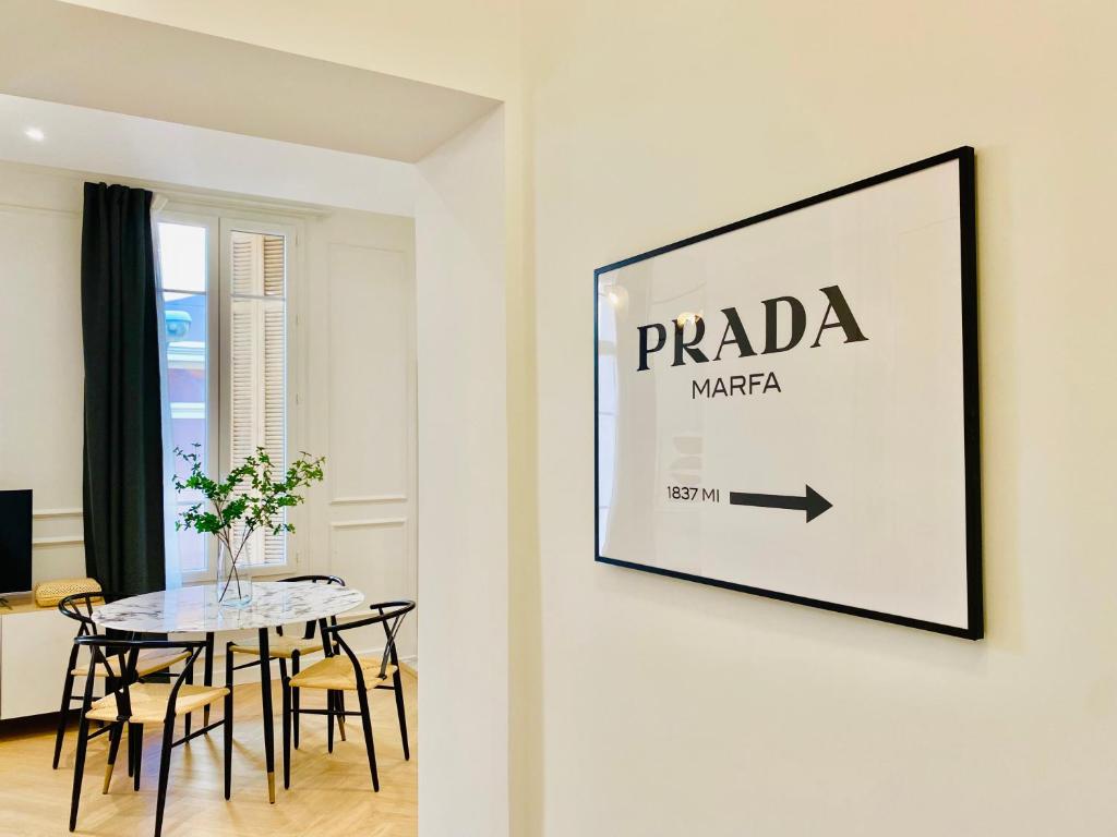 Certifikát, hodnocení, plakát nebo jiný dokument vystavený v ubytování Newly Renovated Apartment with Balcony, AC, Fiber internet
