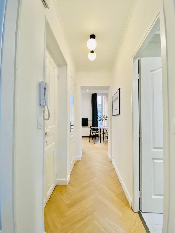 TV a/nebo společenská místnost v ubytování Newly Renovated Apartment with Balcony, AC, Fiber internet